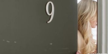 Miniatura de Milfy Curvy Blonde Milf Ainslee Seduces Delivery Guy In Mil...