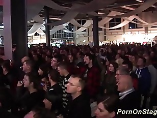 Miniatura de hot lesbian porn show on public stage