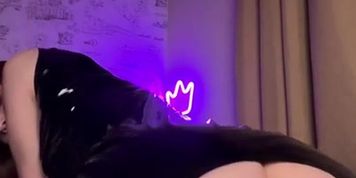 Miniatura de Bonniepetitexo Riding A Dildo In A Latex Outfit