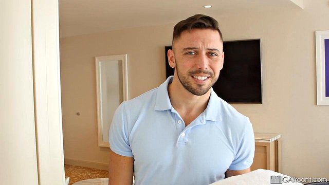 Miniatura de Muscular Housekeepers Marcus Tresor and Shane Jackson Entice Houseguest for Sloppy Blowjobs and Raw Pounding Action