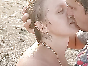 Miniatura de hot couple on the nudian beach enjoying handjob in the sea air.