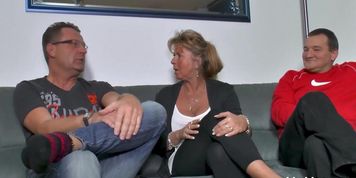 Miniatura de Mature woman fucked by two guys