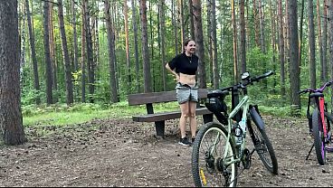 Miniatura de Un paseo en bicicleta por el parque terminó con una eyaculación anal. Así celebramos su cumpleaños.