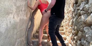 Miniatura de Risky public blowjob and cumshot in crowded city