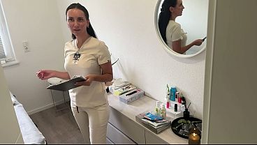 Miniatura de El cliente se masturba mientras recibe un masaje; la masajista se une.