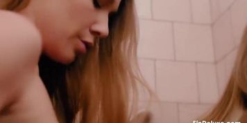 Miniatura de Eveline Dellai, Alexis Crystal & Charlie Dean Share a Hot Shower Threesome