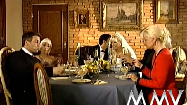 Miniatura de Mandy Mystery Anal Fucks Skinny Blonde Bea Dumas Outdoors