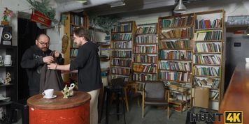 Miniatura de HUNT4K. He offered her Money, and she offered Anal Sex